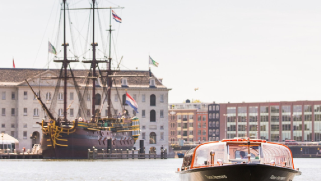 Bootsfahrt auf den Kanälen in Amsterdam – Abfahrt vom Anne Frank Haus