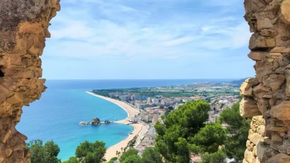 Lawatan Sehari Kumpulan Kecil Eksklusif Barcelona dengan Pemandu Berbahasa Cina: Bandar Tossa + Taman Botani Blanes + Gunung Tibidabo