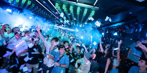 大阪道頓堀夜遊: GIRAFFE NIGHTCLUB 入場券+飲品 & VIP套餐(外國遊客專享)