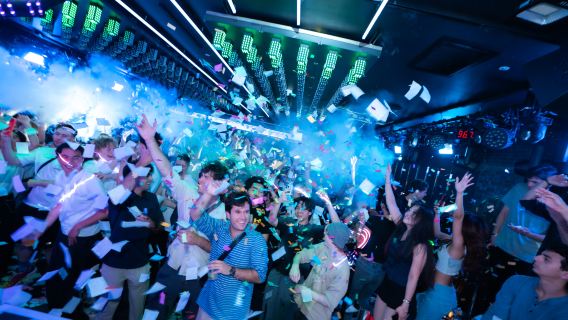 Passeio noturno em Dotonbori, Osaka: Ingresso para a GIRAFFE NIGHTCLUB + bebida & Pacote VIP (exclusivo para turistas estrangeiros)