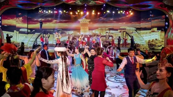 Grand Bazar du Xinjiang « La Route de la Soie : Une Impression Millénaire » (Dîner-spectacle de danses ethniques + Buffet de spécialités du bazar)