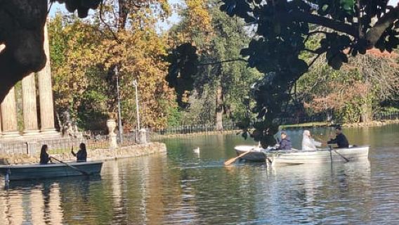 Rome: Villa Borghese Lake Tour by Rowing Boat + Photo Shoot