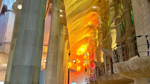 Barcelona: Sagrada Familia Guided Tour with Towers Access