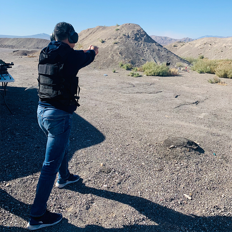 ประสบการณ์การถ่ายภาพด้วยกระสุนจริงกลางแจ้งในลาสเวกัสหรือในร่มที่ MGV พร้อมโค้ชภาษาจีนและอังกฤษ บริการรับส่งที่พักบนถนนลาสเวกัส
