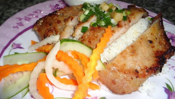 Tour gastronomico di mezzanotte a Saigon in moto