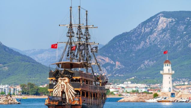 Alanya: barca pirata con trasferimento, pranzo e bevande illimitate