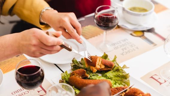 Oporto: Recorrido a pie con cata de vinos y gastronomía con visita a una bodega