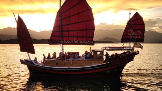 Port Douglas: Crucero al atardecer en un barco junco Shaolin chino
