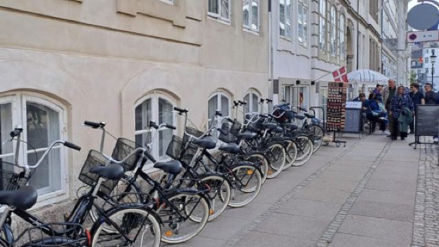 Copenhagen: 2,5-Hour 'Must See' Bike Tour with a Local Guide