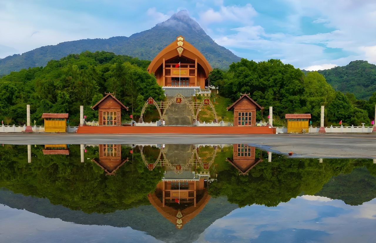 Hainan: Perjalanan Satu Hari ke Wuzhishan, Aula Leluhur Li dan Desa Maona