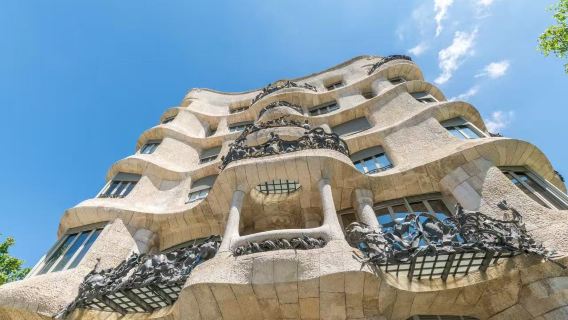 西班牙巴特羅之家+巴塞羅那大教堂+聖家族大教堂一日遊。