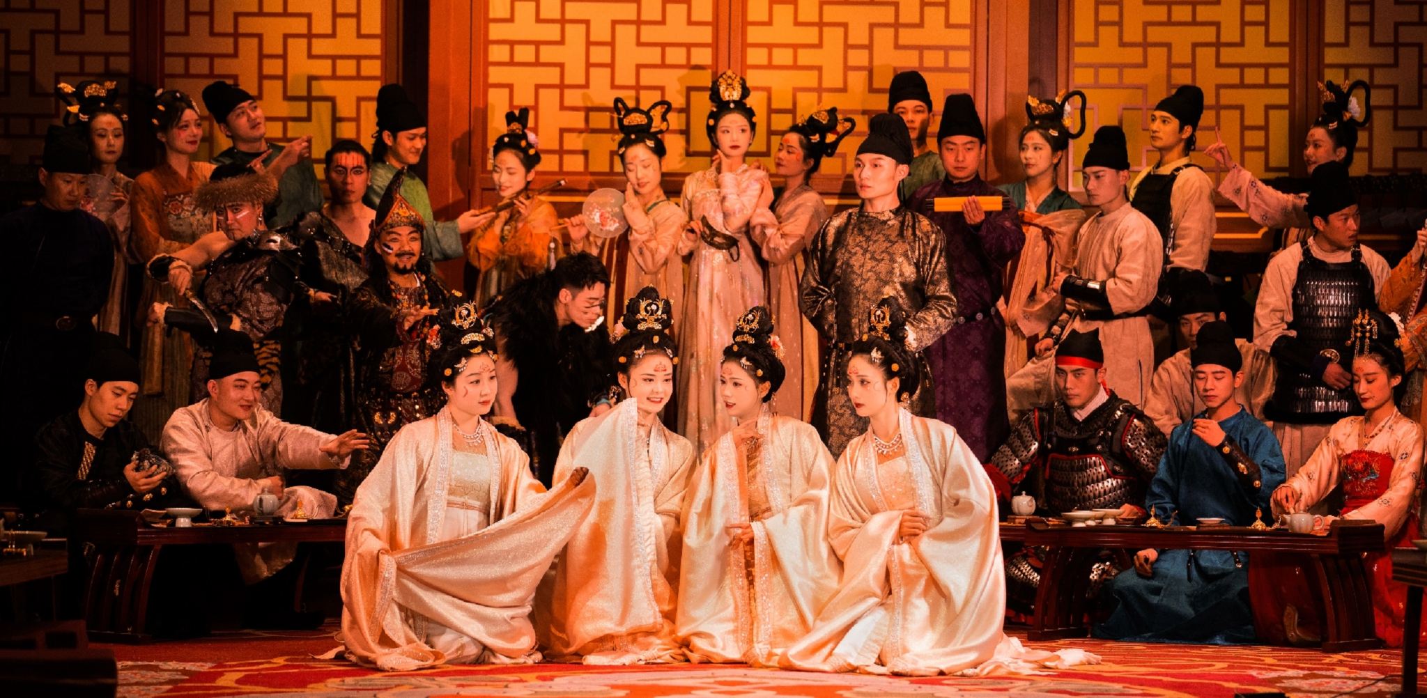 Henan Palastbankett Tang-Palast-Musikbankett (Besichtigung der nächtlichen Aussicht von der Que-Lou-Terrasse + optionales Hanfu-Kleiderwechsel-Erlebnis + Verkostung von Tang-Tee und Gebäck)