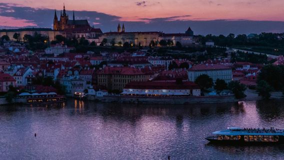 布拉格：搭乘敞篷玻璃船觀光晚餐遊船