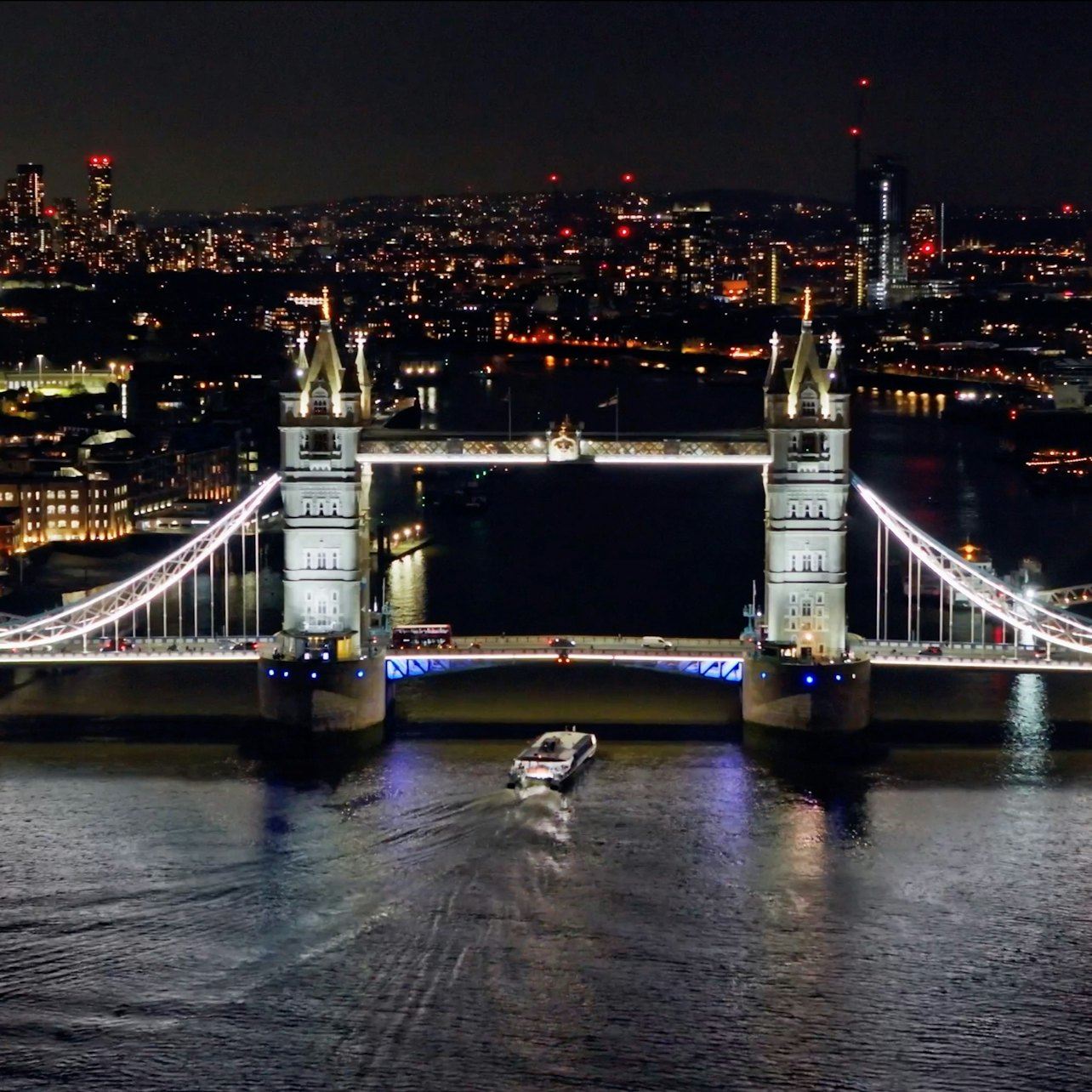 ลอนดอน: ล่องเรือชมแม่น้ำเทมส์ยามค่ำคืน