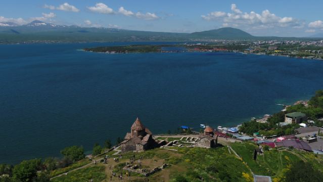 Excursión de un día con servicio de coche privado con conductor al lago Sevan, monasterio de Sevan y el complejo Cascade en Ereván, Armenia