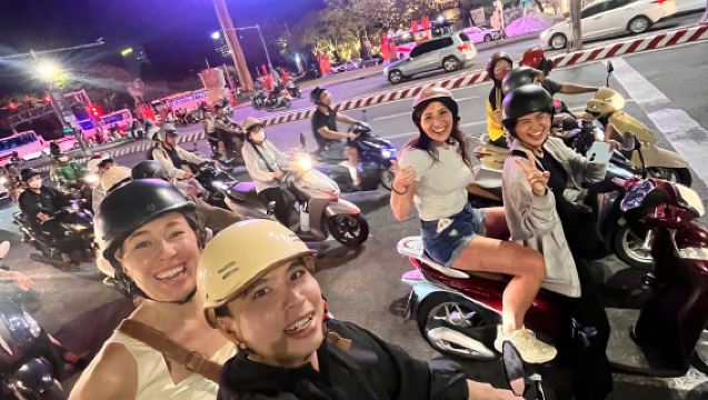 Da Nang City : Seven Local Food Tastings & Sightseeing By Scooter