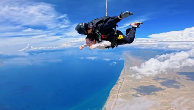 新疆博爾塔拉賽里木湖湖景跳傘認準官方預約【湖景跳傘+教練1V1帶跳+美美出片+影片剪輯】
