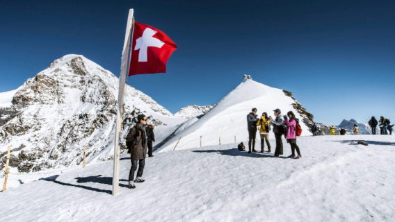 Perjalanan satu hari dengan pemandu bus wisata di Jungfraujoch dan Interlaken