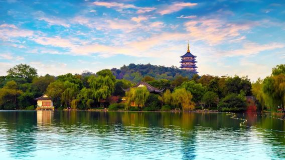 Privater Tagesausflug von Shanghai | Westsee (Xihu) + Lingyin-Tempel + Feilai-Felsen + Leifeng-Pagode (nur Chauffeurservice)