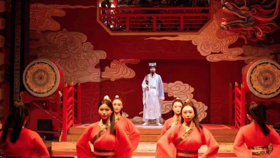 Çengdu Jin Guan Şöleni | Jinli Şubesi (Sichuan Operası Yüz Değiştirme Antik Tarz Gastronomik Gösteri + Canlı Performans + Kıyafet ve Makyaj Deneyimi)