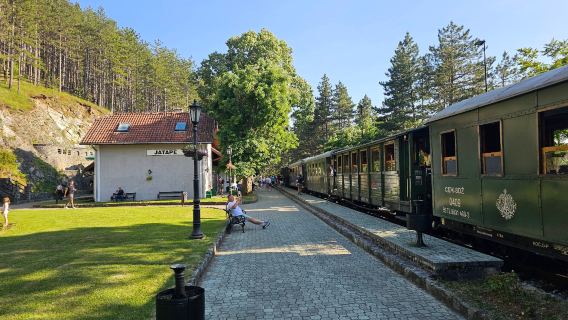 Lawatan sehari Serbia Rumah di Sungai + Kereta Api Kecil + Kampung Kayu check-in sewaan peribadi Belgrade pergi-balik