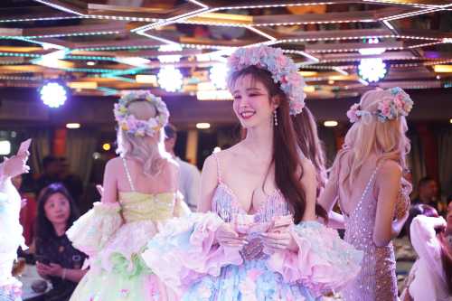 파타야 올스타 크루즈|호화로운 해산물 뷔페 저녁+화려한 레이디보이 쇼 공연을 즐기세요
