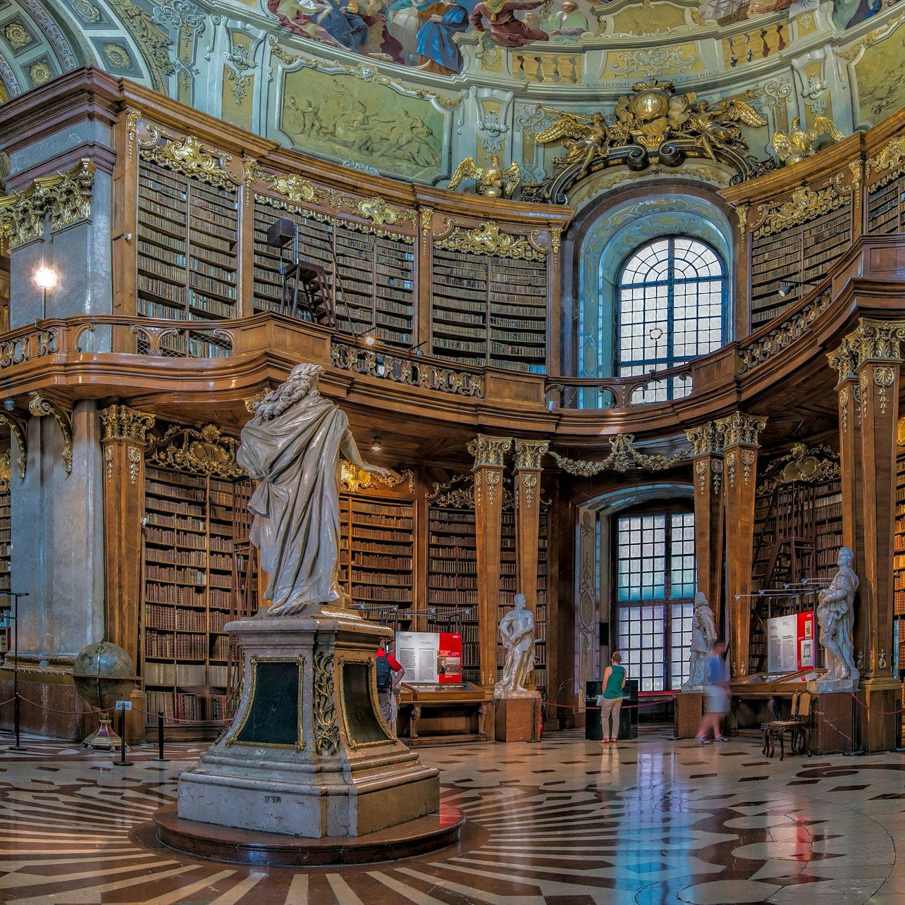 Austria: Visita a la Biblioteca Nacional en español