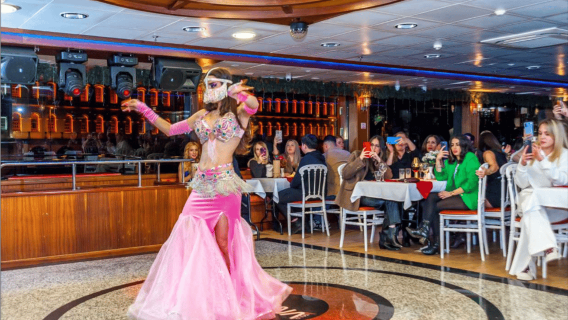 Istanbul: Türkische Nachtkreuzfahrt auf dem Bosporus mit privatem Tisch