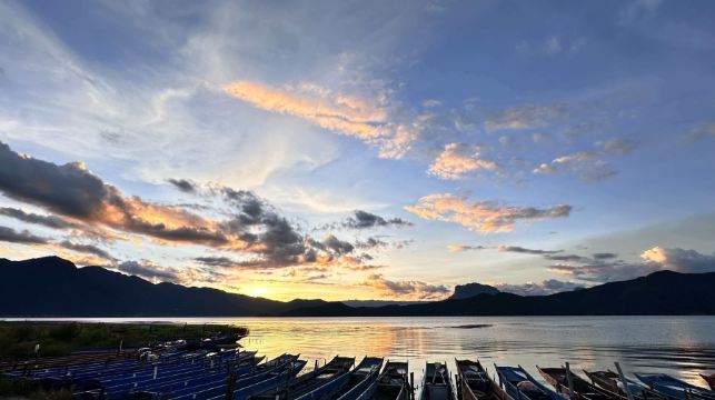 雲南麗江瀘沽湖官地花海碼頭遊船/豬槽船包船觀光（瀘沽湖尋跡/夏看水性楊花日落晚霞·冬看晨霧日出戲海鷗】