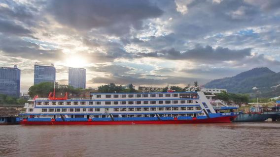 Kapal Pelayaran Tiga Gaung Sungai Yangtze Kapal Persiaran Sungai Yangtze Pelayaran Tiga Gaung Berlepas dari Chongqing