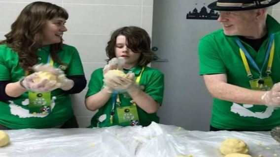 1-day family-friendly panda volunteer tour [door-to-door pickup + making panda cakes + experiencing keeper's daily routine]