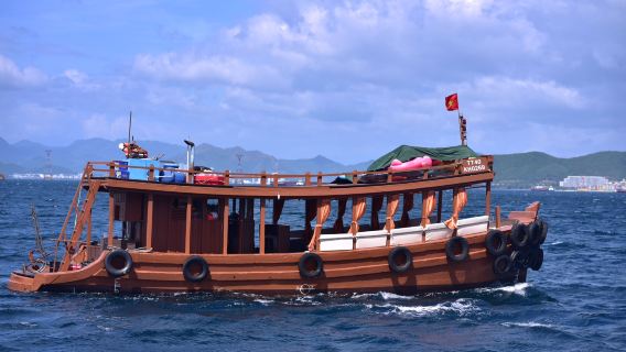 Lawatan sehari melawat pulau di Nha Trang | Bot Ombak/bot kayu biasa/makan tengah hari makanan laut/memancing laut dan papan dayung boleh dipilih
