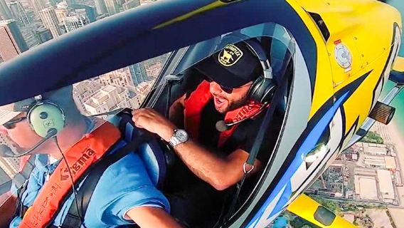 Pemandangan udara 360° Palm Jumeirah Dubai dari pesawat giroplaning, termasuk video, foto, dan perspektif terjun payung.