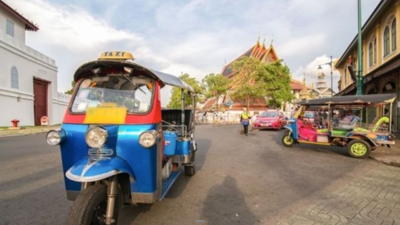 รถตุ๊กตุ๊กเชียงใหม่|ชุดไทยแบบดั้งเดิม อาหารผลไม้ แนะนำอย่างยิ่ง!!!