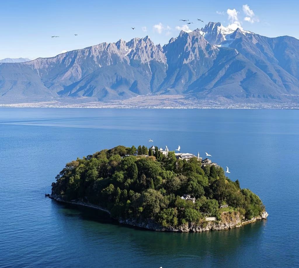 Dali: Customizable 1-day tour around Erhai Lake including Dali Ancient City, Cangshan Mountain, Xizhou, and Shuanglang