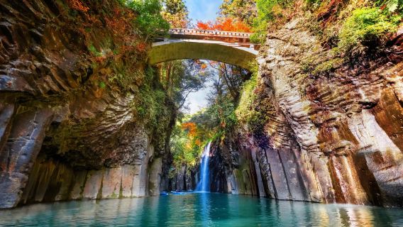 Excursion d'une journée à la découverte des feuilles d'automne à Kyushu : cratère du mont Aso, équitation à Kusasenri et Takachiho