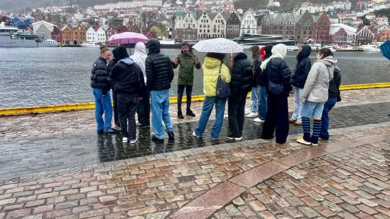 Bergen: Recorrido turístico a pie con paseo en ferry