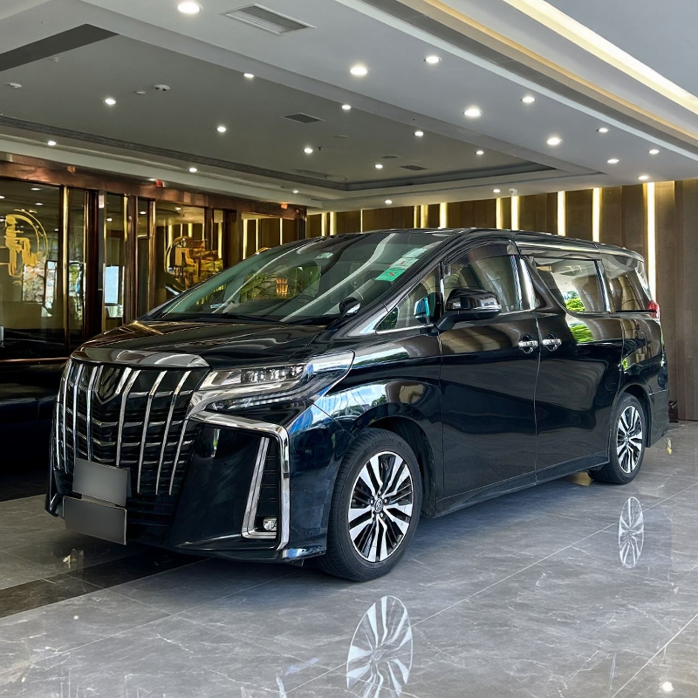 Noleggio con conducente esclusivo da Hong Kong a Shenzhen con trasferimento transfrontaliero diretto a sola andata per meno di 700 RMB. Servizio disponibile per Hong Kong, Macau, Shenzhen, Guangzhou e Dongguan, ideale per tour privati con autista, trasferimenti e accoglienza business.