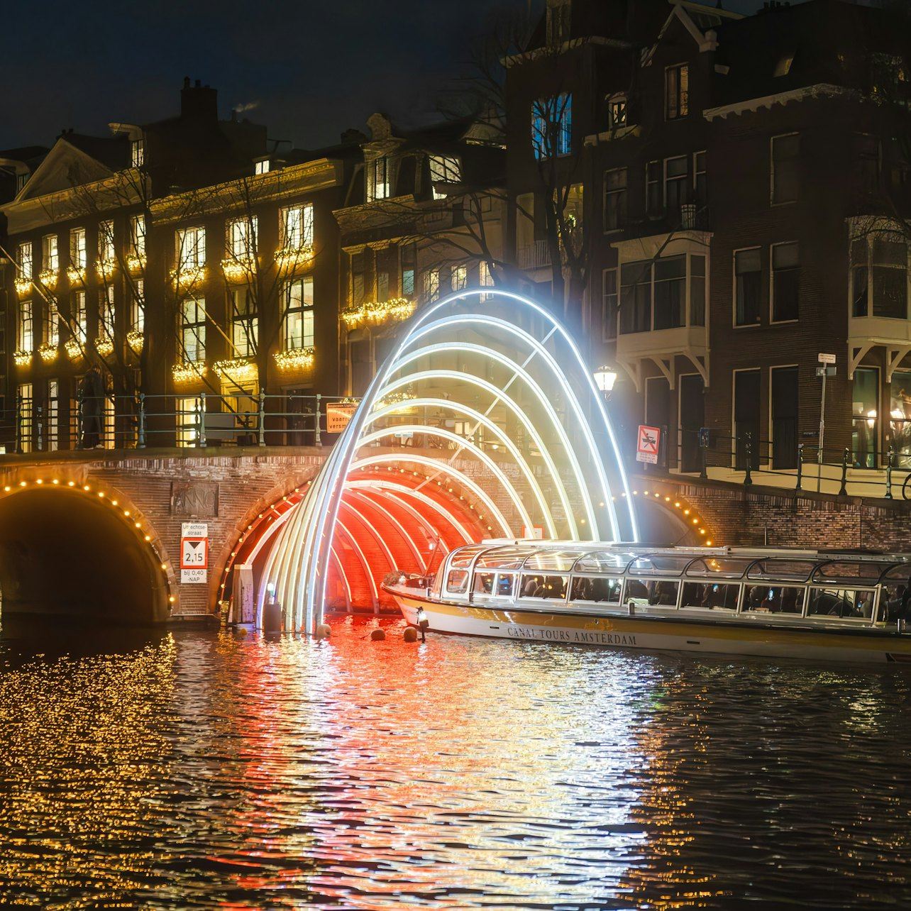 Amsterdam Light Festival: Überdachte Bootsfahrt + Heiße Schokolade