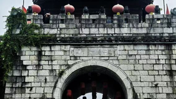 Qingyan Ancient Town + Yelang Valley Small Group Day Tour for 2-8 Guests