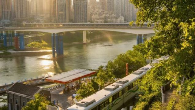 李子壩輕軌穿樓+長江索道+解放碑/八一路好吃街+洪崖洞民俗風貌區