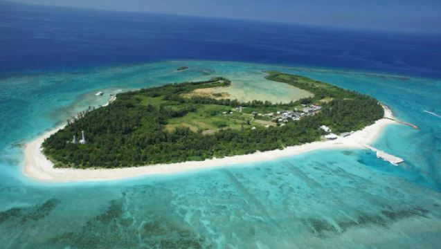 沖縄水納島半日ツアー：パラグライダー・シュノーケリング・バナナボート体験｜無料写真ダウンロード