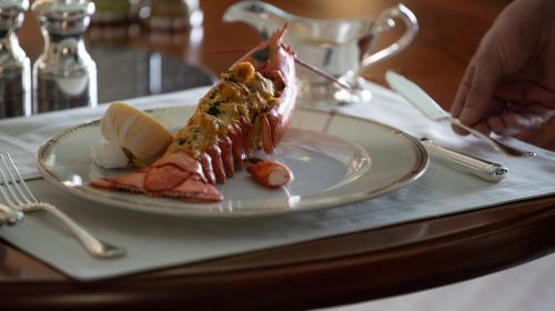 Dubai 7-star sailing boat hotel Al Iwan buffet/underwater restaurant/sky restaurant options Arabic restaurant lunch dinner buffet 6