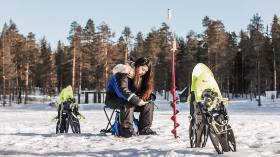 Halvdags tur til isfiskeri + bålgrill i Rovaniemi, Finland | Valgfri vandring med snesko oplevelse