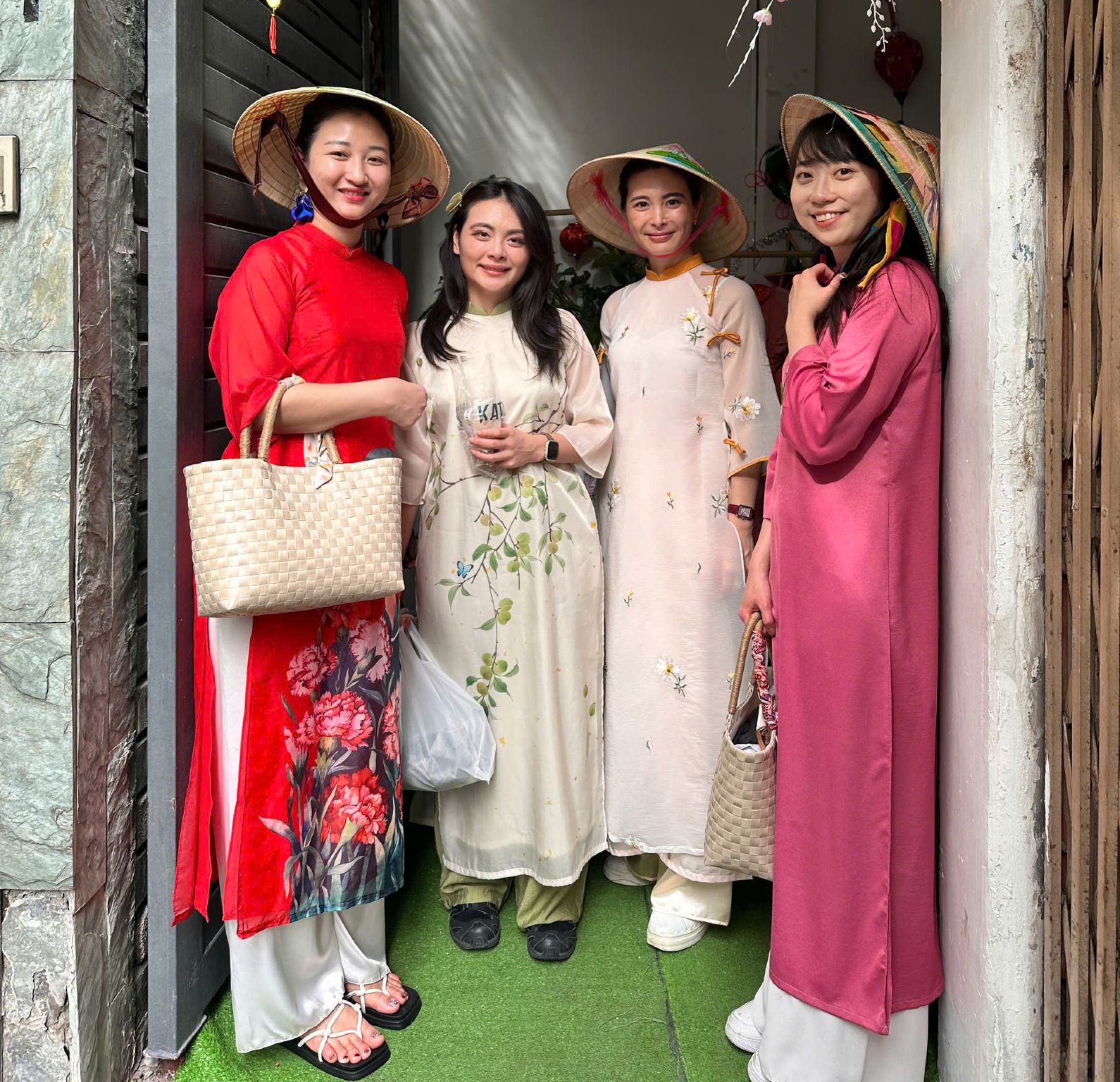 Ao Dai City Tour in Saigon - Group Tour with English/Chinese/Japanese/Korean Tour Guide