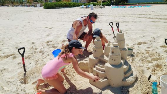Nassau Bahamas: attività sulla spiaggia con scultura di castelli di sabbia e picnic