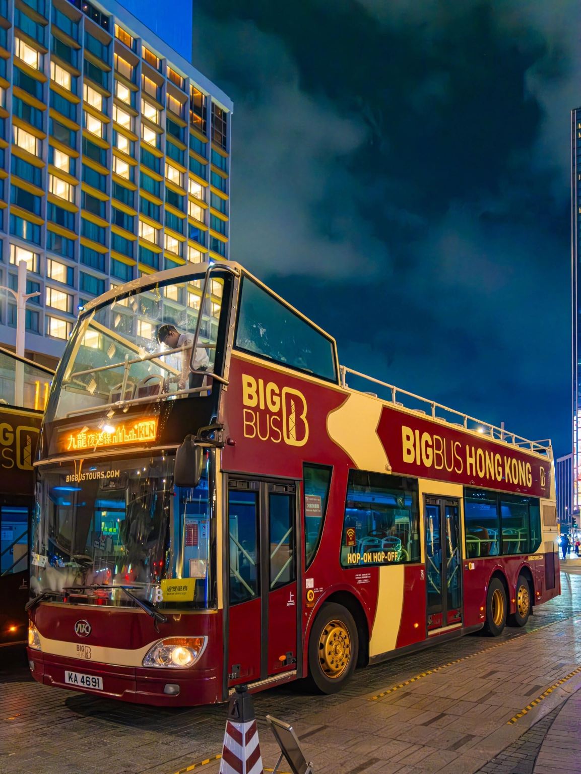 Hong Kong Open-top Sightseeing Bus Tour | Visit Temple Street Night Market