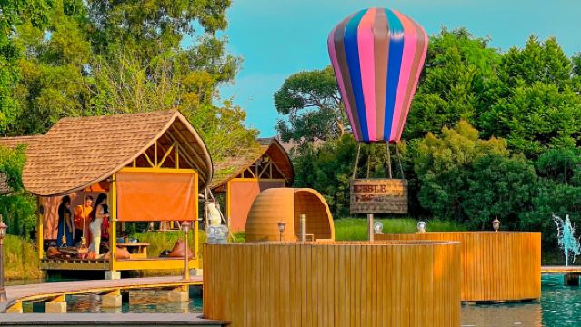 Reserva en Bubble in the Forest, el famoso café flotante de Bangkok, y disfruta de sus deliciosos platos y hermosas vistas con nuestro servicio de reservas en restaurantes.