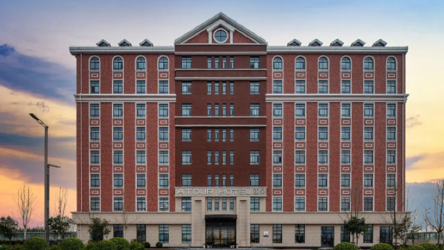 Atour Hotel Xi'an Chanba International Port Gangwu Avenue + Double Breakfast + Xi'an BONSKI Ski Package for Two