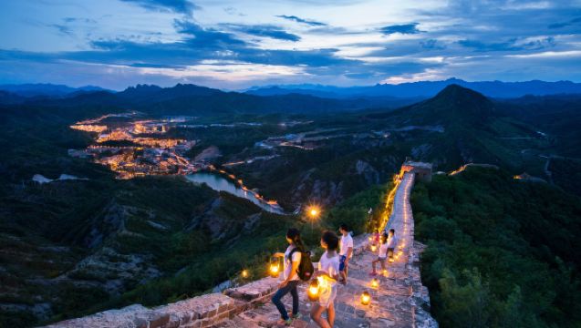 ทัวร์ส่วนตัวตอนกลางคืนไปเมืองน้ำกู๋เป่ยและกำแพงเมืองจีนซือหม่าไถ่ พร้อมอาหารเย็นและกระเช้าลอยฟ้า
